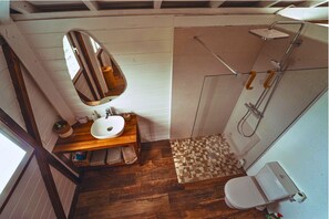 Shower, towels, soap, toilet paper - Villa Ravenala - Luxury Retreat with Breathtaking Caribbean Panoramic Views (Saint-Martin)