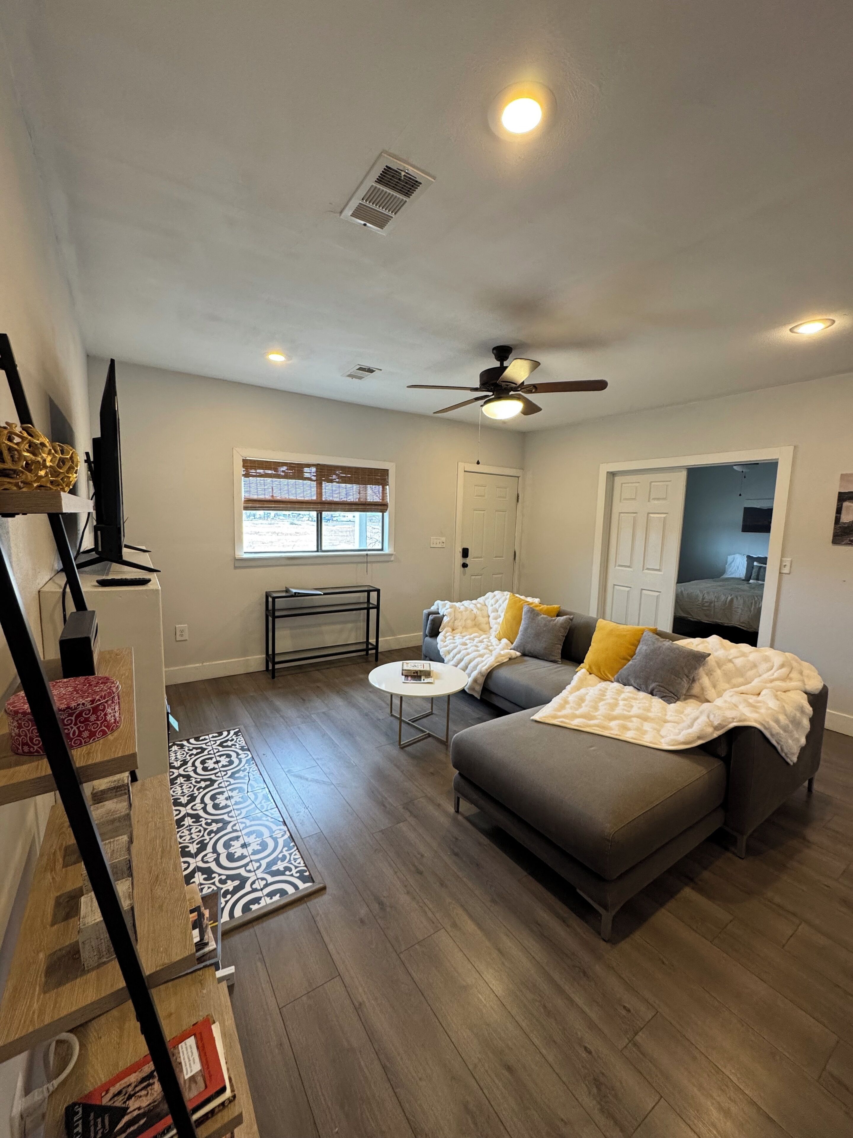 Iron/ironing board, WiFi, bed sheets