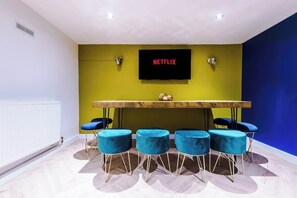 Dining - Spacious MCR 5BR Home | Sleeps 10 | Parking (Manchester)