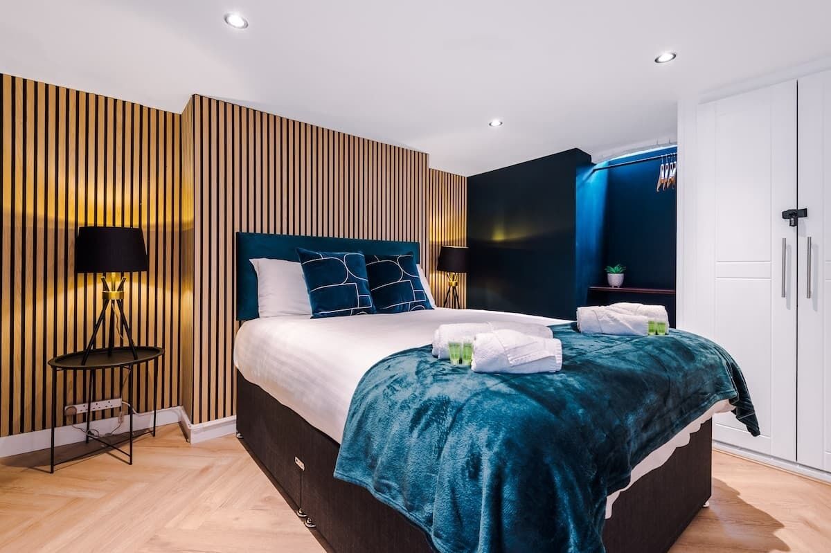 Tabla de planchar con plancha, wifi y ropa de cama 