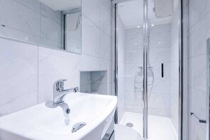 Shower, hair dryer, shampoo - Spacious MCR 5BR Home | Sleeps 10 | Parking (Manchester)