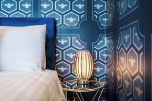 Iron/ironing board, WiFi, bed sheets - Spacious MCR 5BR Home | Sleeps 10 | Parking (Manchester)