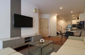 TV - w* | Graceful 1BR with Balcony in Miraflores (Miraflores)