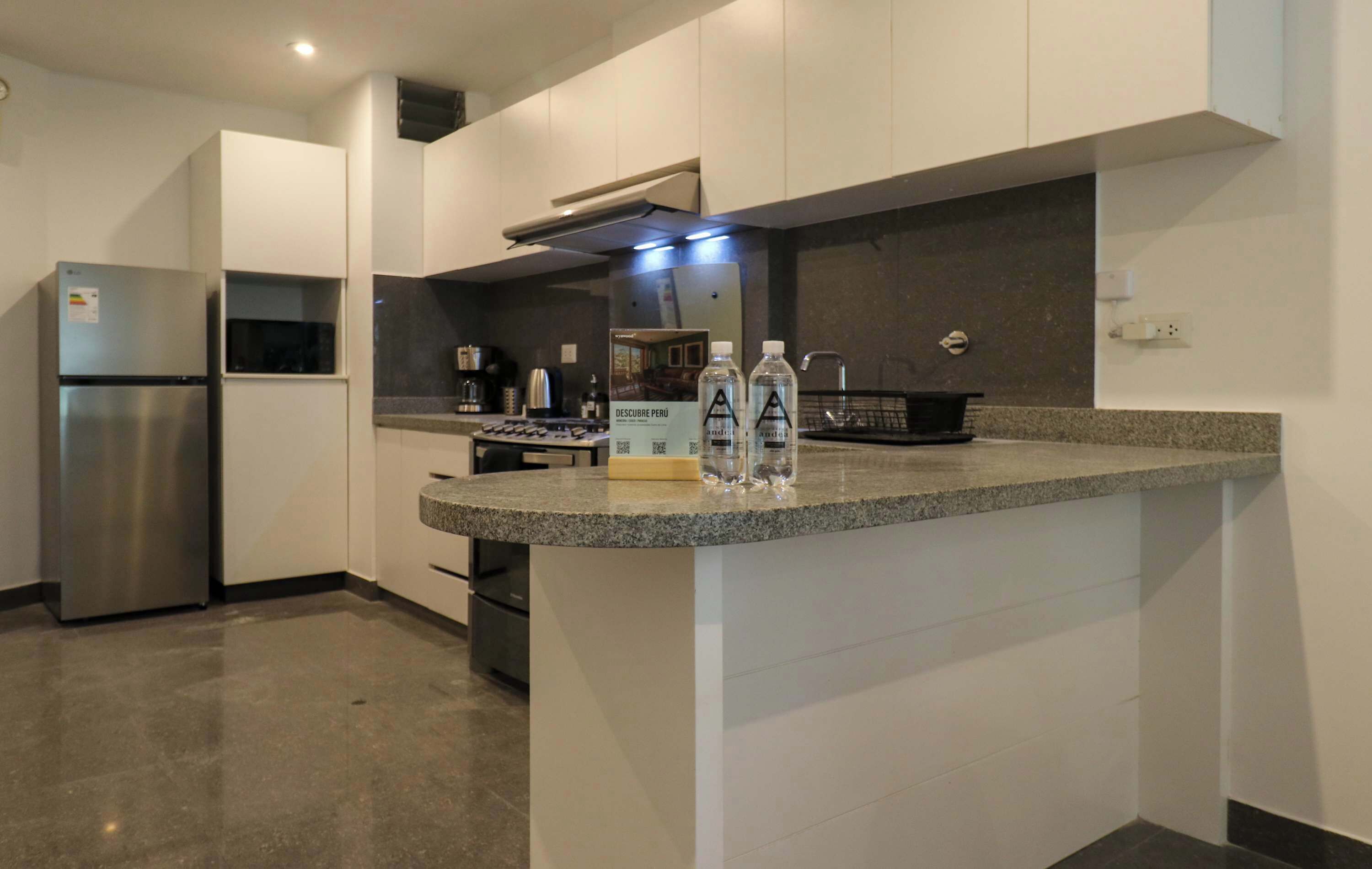 Geladeira, micro-ondas, fogão, cooktop