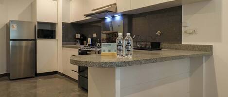 ثلاجة، ميكروويف، فرن، موقد طهي مسطح