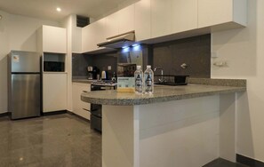 Fridge, microwave, oven, stovetop - w* | Graceful 1BR with Balcony in Miraflores (Miraflores)