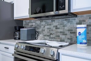 Réfrigérateur, micro-ondes, plaque de cuisson, lave-vaisselle