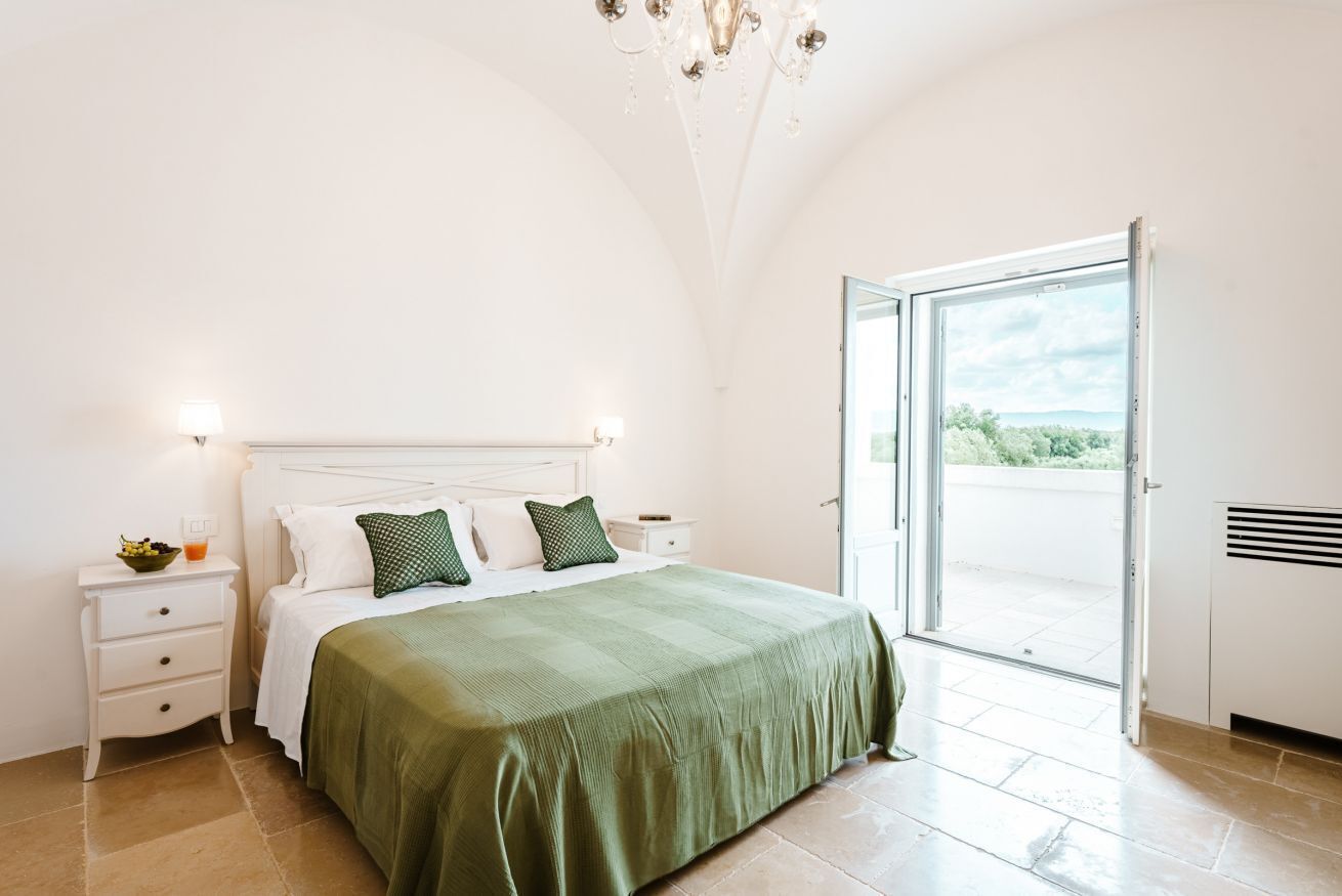 5 bedrooms, in-room safe, desk, iron/ironing board