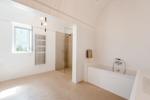 Douche, sèche-cheveux, bidet, serviettes fournies