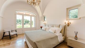 5 Schlafzimmer, Zimmersafe, Schreibtisch, Bügeleisen/Bügelbrett