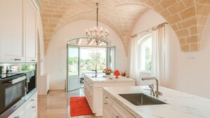 Fridge, microwave, oven, stovetop - Quiet Escape – Masseria Carretta, 1.2 km from Savelletri Village and the coast (Fasano)