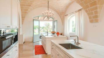 KĂŒhlschrank, Mikrowelle, Ofen, Herdplatte