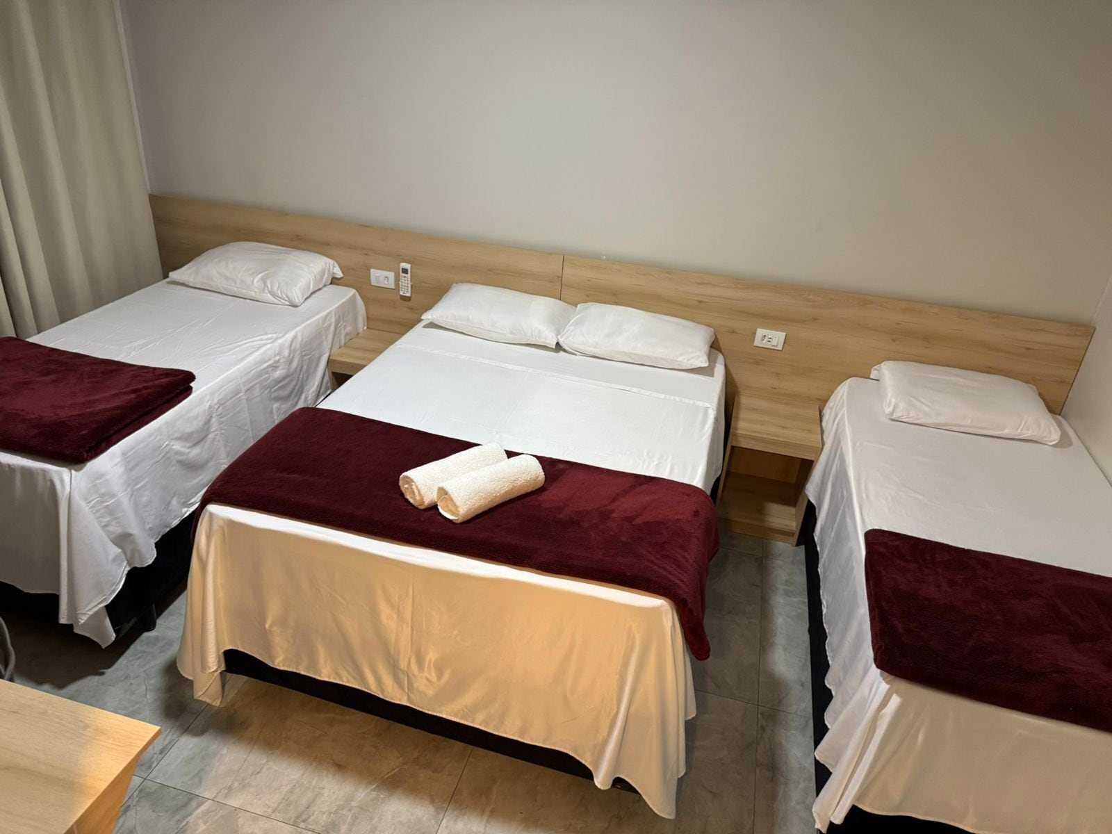 Standardværelse til 3 personer - ikke-ryger | Skrivebord, arbejdsområde til bærbare computere, gratis Wi-Fi