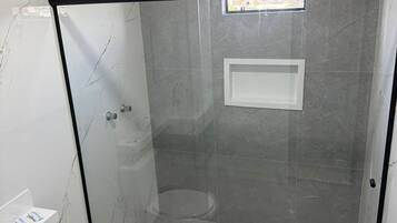 Dusch, gratis toalettartiklar, tvål och schampo