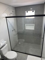 Ducha, artículos de tocador gratuitos, jabón, shampoo