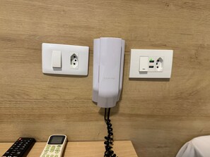 办公桌、笔记本电脑工作区、免费 WiFi