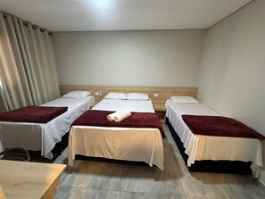 Triple Room | Desk, laptop workspace, free WiFi