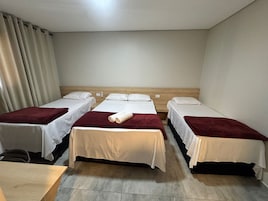 Escritorio, espacio para trabajar con laptop y wifi gratis