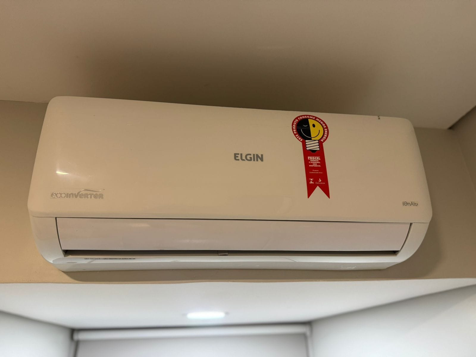 Meja kerja, ruang kerja ramah laptop, dan Wi-Fi gratis