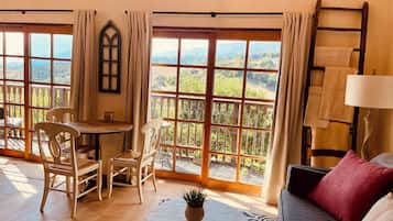 Een smart-tv en een tafeltennistafel