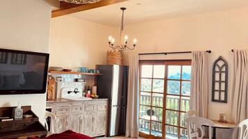 Een bureau, een strijkplank/strijkijzer, reisbedje, gratis wifi