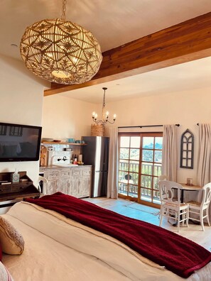 Een bureau, een strijkplank/strijkijzer, reisbedje, gratis wifi