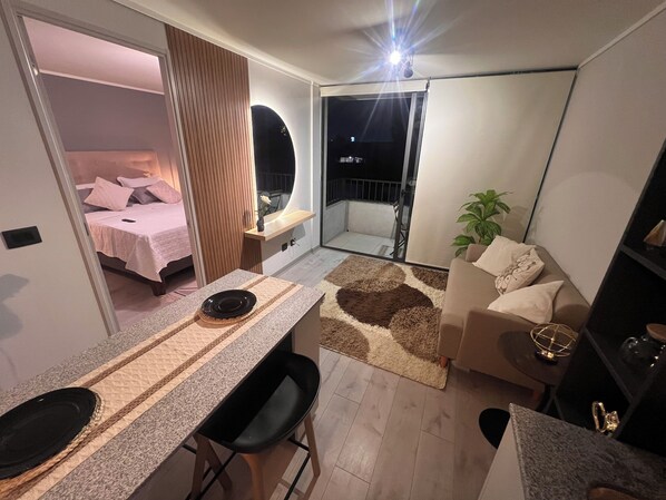 Tabla de planchar con plancha, wifi y ropa de cama 