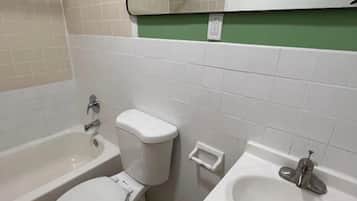 Zweibettzimmer, Nichtraucher | Badezimmer | Duschwanne, Haartrockner, Handtücher, Seife