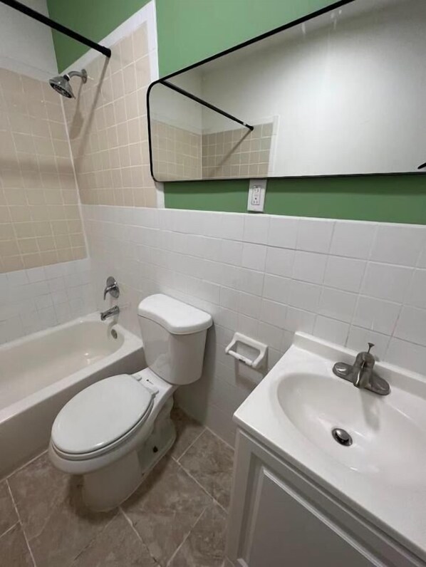 Twin Room, Non Smoking | Bathroom | Combined shower/tub, hair dryer, towels, soap - East Harlem Hostel (New York)