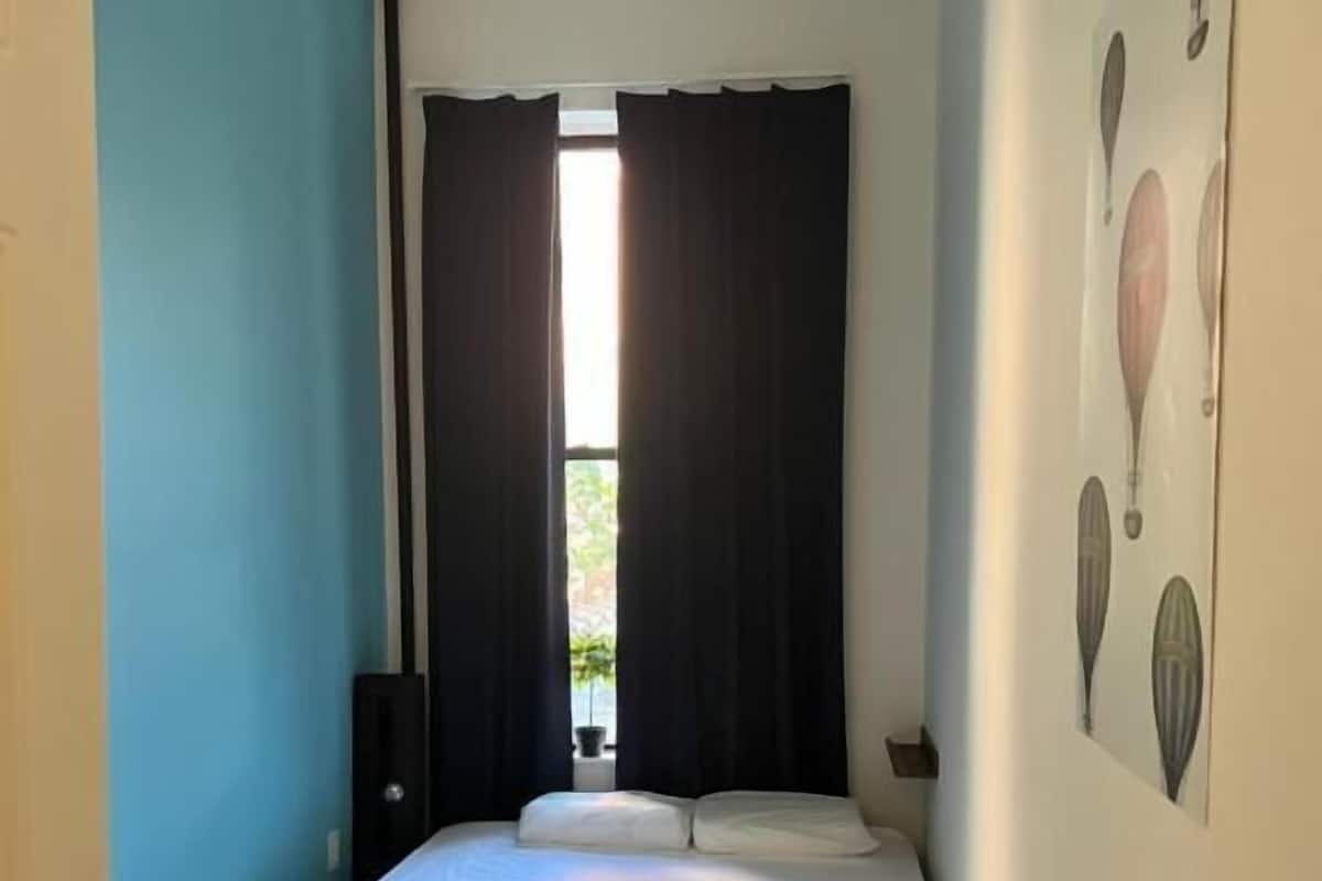 Espacio para trabajar con laptop y wifi gratis