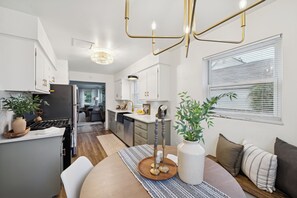 Frigorífico, microondas, horno y cafetera o tetera