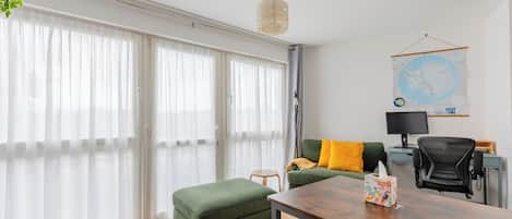 Télévision, chaîne hi-fi, espaces bureaux