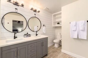 Sèche-cheveux, serviettes fournies, savon, papier toilette