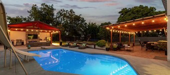 The Ultimate GetawayPrivate, Spacious 8 Bedroom Oasis in Phoenix with Large Pool