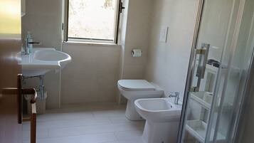 Dusche, Haartrockner, Bidet, Handtücher