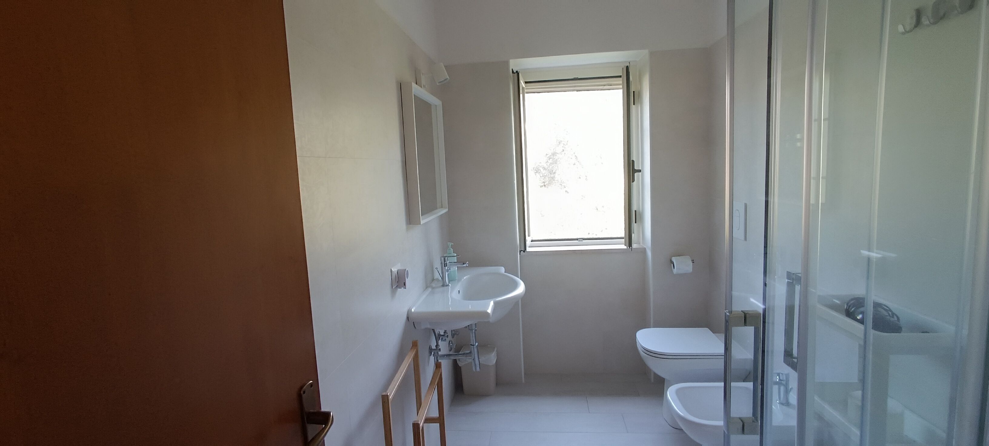 Dusche, Haartrockner, Bidet, Handtücher