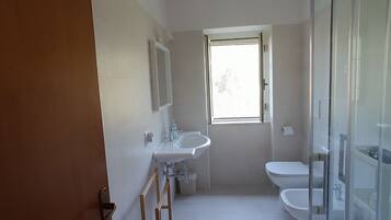 Dusche, Haartrockner, Bidet, Handtücher