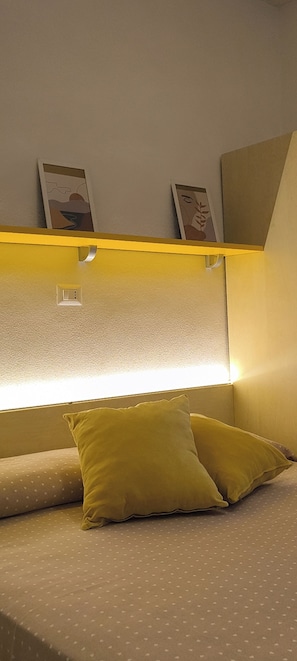 Tabla de planchar con plancha, wifi y ropa de cama 