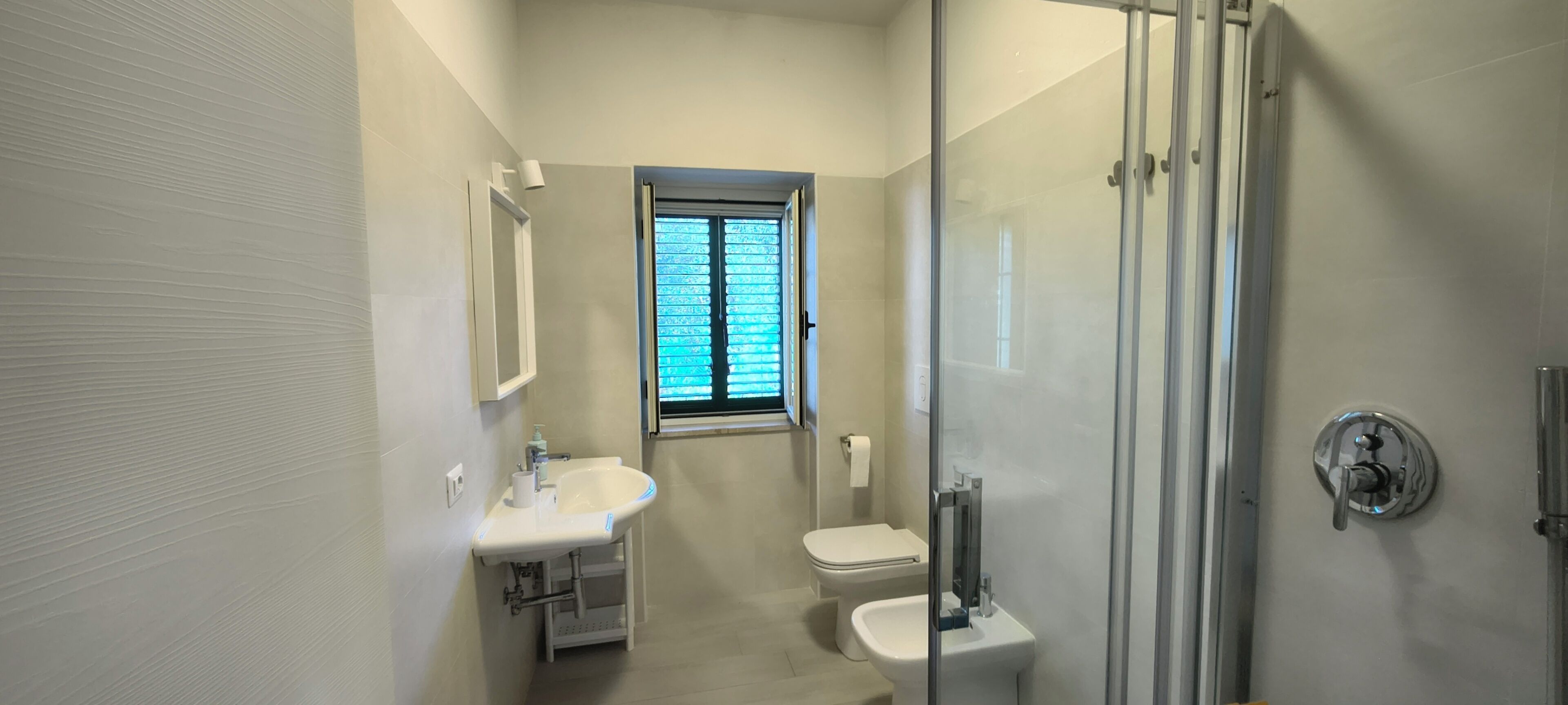 Douche, sèche-cheveux, bidet, serviettes fournies