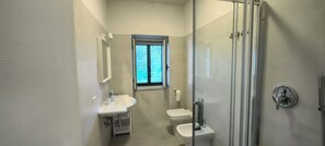 Regadera, secadora de cabello, bidet, toallas 