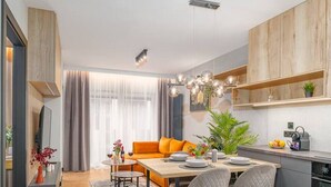 Een modern appartement met een eethoek, keuken en woonkamer.