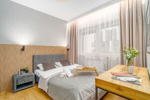 Desk, iron/ironing board, WiFi, bed sheets - Podgórze Apt - Parking, Balcony - by Rentujemy (Kraków)