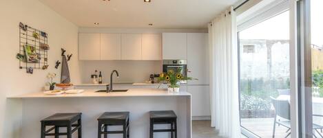 Fridge, microwave, dishwasher, coffee/tea maker