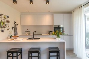 Jääkaappi, mikroaaltouuni, astianpesukone, leivänpaahdin