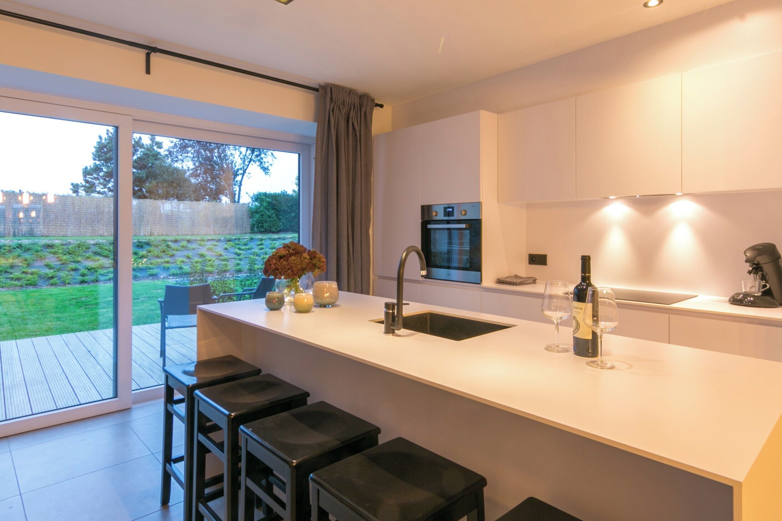 雪櫃、微波爐、焗爐、洗碗機