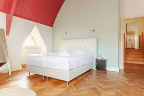 4 bedrooms, iron/ironing board, free WiFi, bed sheets