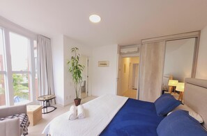 Tabla de planchar con plancha, wifi y ropa de cama 