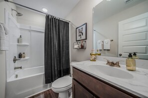 Towels, soap, toilet paper - 9 Beds- Pool Table- Fireplace-Patio (Clarksville)