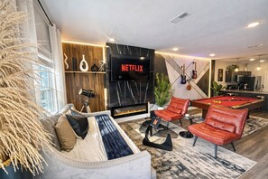 TV, fireplace - 9 Beds- Pool Table- Fireplace-Patio (Clarksville)