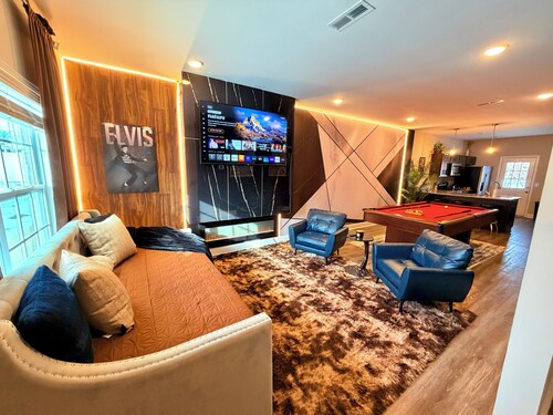 7 Beds- Pool Table- Fireplace-Patio